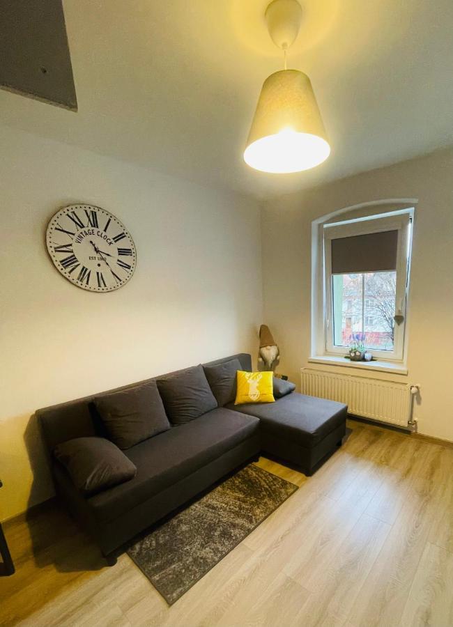 Апартаменты Apartament Oliwia Еленя-Гура Экстерьер фото